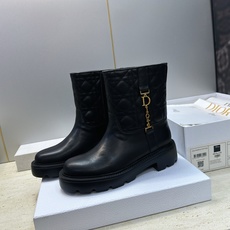 Dior 迪奥2026秋冬新款D-Town系列朋克风格电绣藤格纹女靴 明星同款CD字母logo五金扣低跟厚底圆头一脚蹬机 Dior 迪奥2026秋冬新款D-Town系列朋克风格电绣藤格纹女靴 明星同款CD字母logo五金扣低跟厚底圆头一脚蹬机