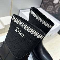 Dior 迪奥 2026秋冬高定系列新款 Dentelle 及裸机车女短靴 CD字母logo立体刺绣图案低跟圆头一脚蹬骑 Dior 迪奥 2026秋冬高定系列新款 Dentelle 及裸机车女短靴 CD字母logo立体刺绣图案低跟圆头一脚蹬骑