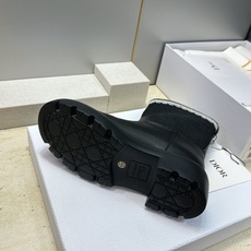 Dior 迪奥 2026秋冬高定系列新款 Dentelle 及裸机车女短靴 CD字母logo立体刺绣图案低跟圆头一脚蹬骑 Dior 迪奥 2026秋冬高定系列新款 Dentelle 及裸机车女短靴 CD字母logo立体刺绣图案低跟圆头一脚蹬骑