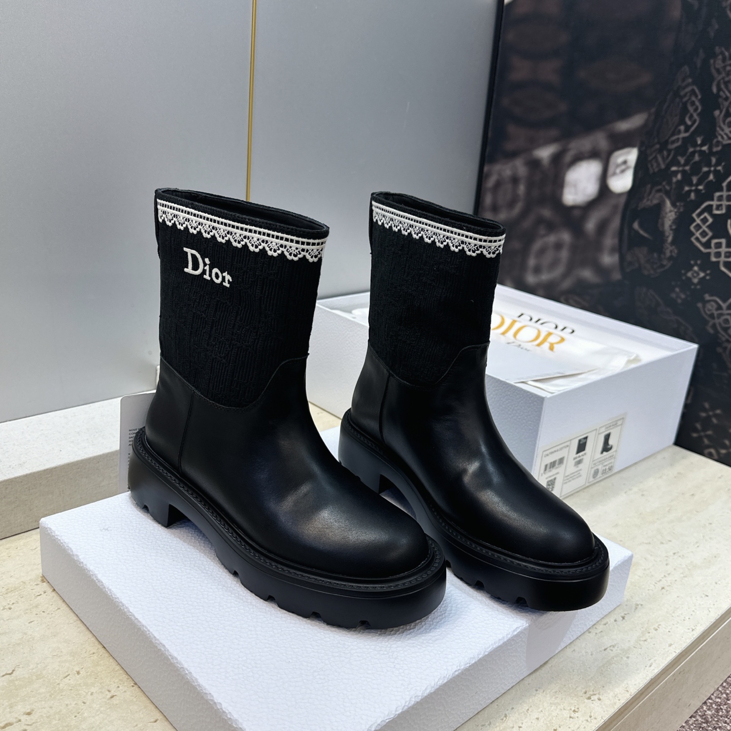 Dior 迪奥 2026秋冬高定系列新款 Dentelle 及裸机车女短靴 CD字母logo立体刺绣图案低跟圆头一脚蹬骑