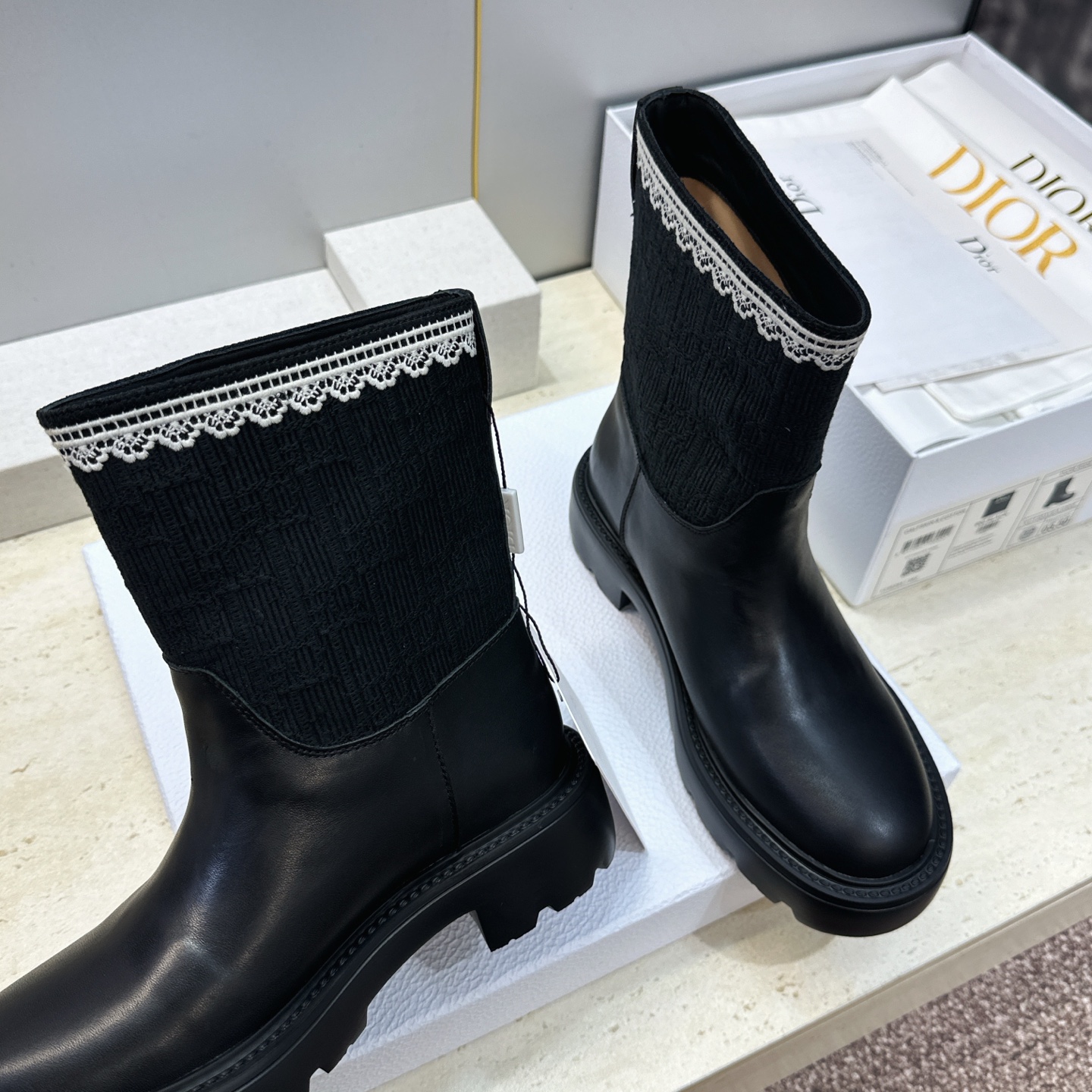 Dior 迪奥 2026秋冬高定系列新款 Dentelle 及裸机车女短靴 CD字母logo立体刺绣图案低跟圆头一脚蹬骑 Dior 迪奥 2026秋冬高定系列新款 Dentelle 及裸机车女短靴 CD字母logo立体刺绣图案低跟圆头一脚蹬骑