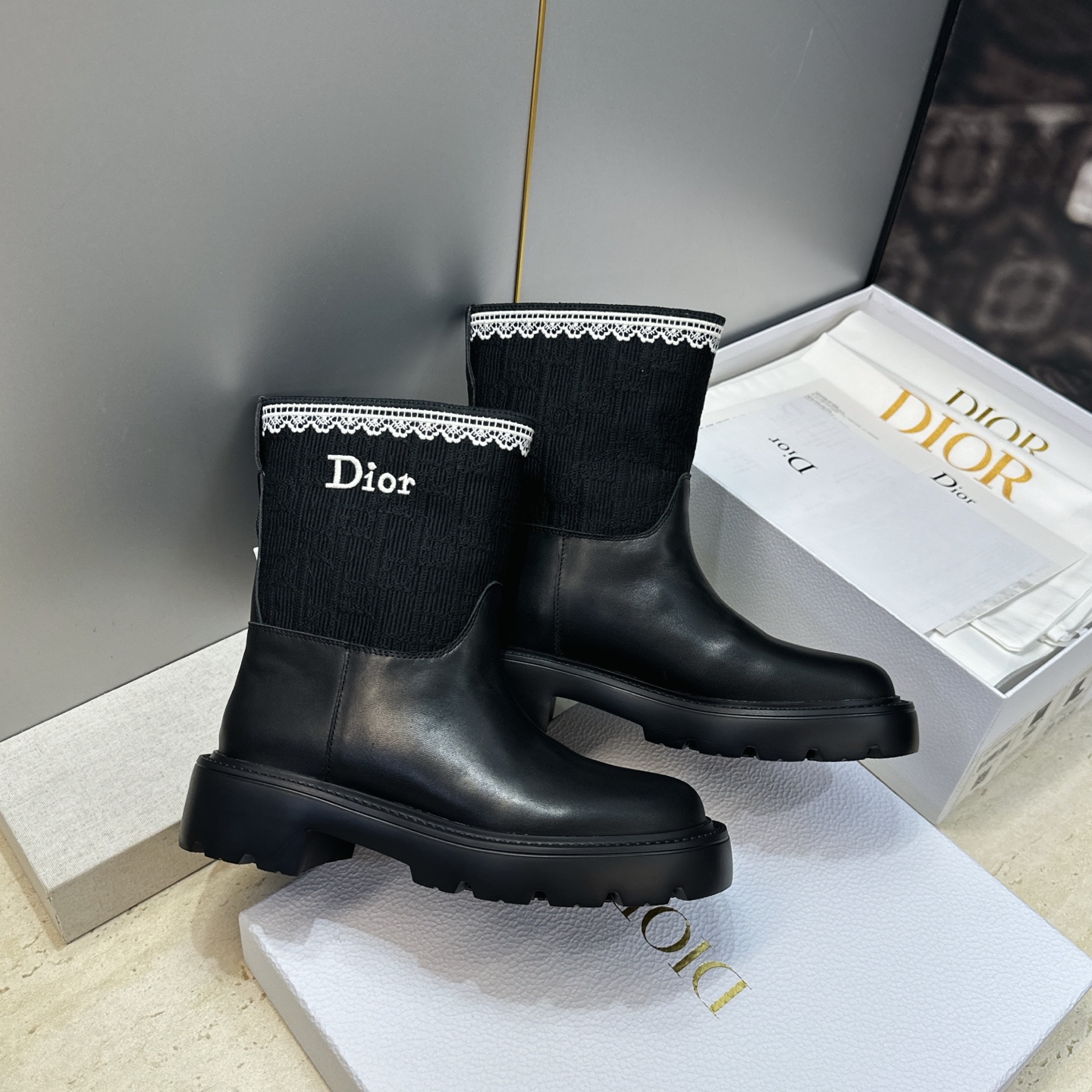 Dior 迪奥 2026秋冬高定系列新款 Dentelle 及裸机车女短靴 CD字母logo立体刺绣图案低跟圆头一脚蹬骑 Dior 迪奥 2026秋冬高定系列新款 Dentelle 及裸机车女短靴 CD字母logo立体刺绣图案低跟圆头一脚蹬骑