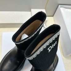 Dior 迪奥 2026秋冬高定系列新款 Dentelle 及裸机车女短靴 CD字母logo立体刺绣图案低跟圆头一脚蹬骑 Dior 迪奥 2026秋冬高定系列新款 Dentelle 及裸机车女短靴 CD字母logo立体刺绣图案低跟圆头一脚蹬骑
