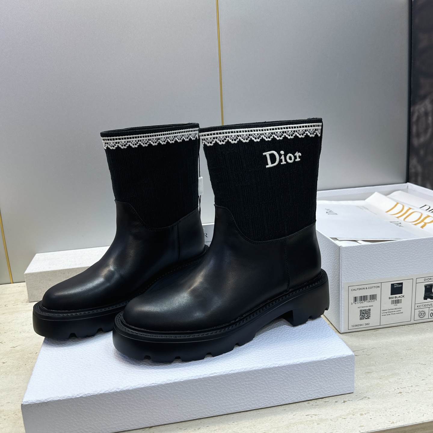 Dior 迪奥 2026秋冬高定系列新款 Dentelle 及裸机车女短靴 CD字母logo立体刺绣图案低跟圆头一脚蹬骑 Dior 迪奥 2026秋冬高定系列新款 Dentelle 及裸机车女短靴 CD字母logo立体刺绣图案低跟圆头一脚蹬骑