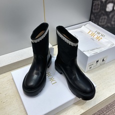 Dior 迪奥 2026秋冬高定系列新款 Dentelle 及裸机车女短靴 CD字母logo立体刺绣图案低跟圆头一脚蹬骑 Dior 迪奥 2026秋冬高定系列新款 Dentelle 及裸机车女短靴 CD字母logo立体刺绣图案低跟圆头一脚蹬骑