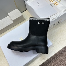Dior 迪奥 2026秋冬高定系列新款 Dentelle 及裸机车女短靴 CD字母logo立体刺绣图案低跟圆头一脚蹬骑 Dior 迪奥 2026秋冬高定系列新款 Dentelle 及裸机车女短靴 CD字母logo立体刺绣图案低跟圆头一脚蹬骑
