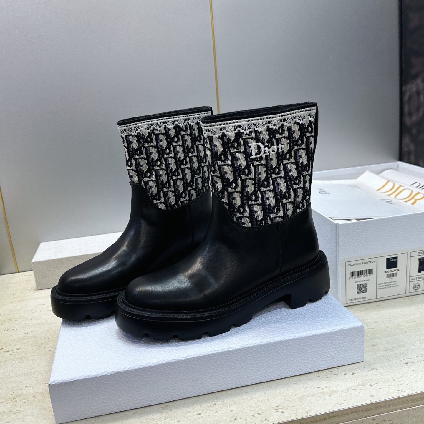 Dior 迪奥 2026秋冬高定系列新款 Dentelle 及裸机车女短靴 CD字母logo立体刺绣图案低跟圆头一脚蹬骑