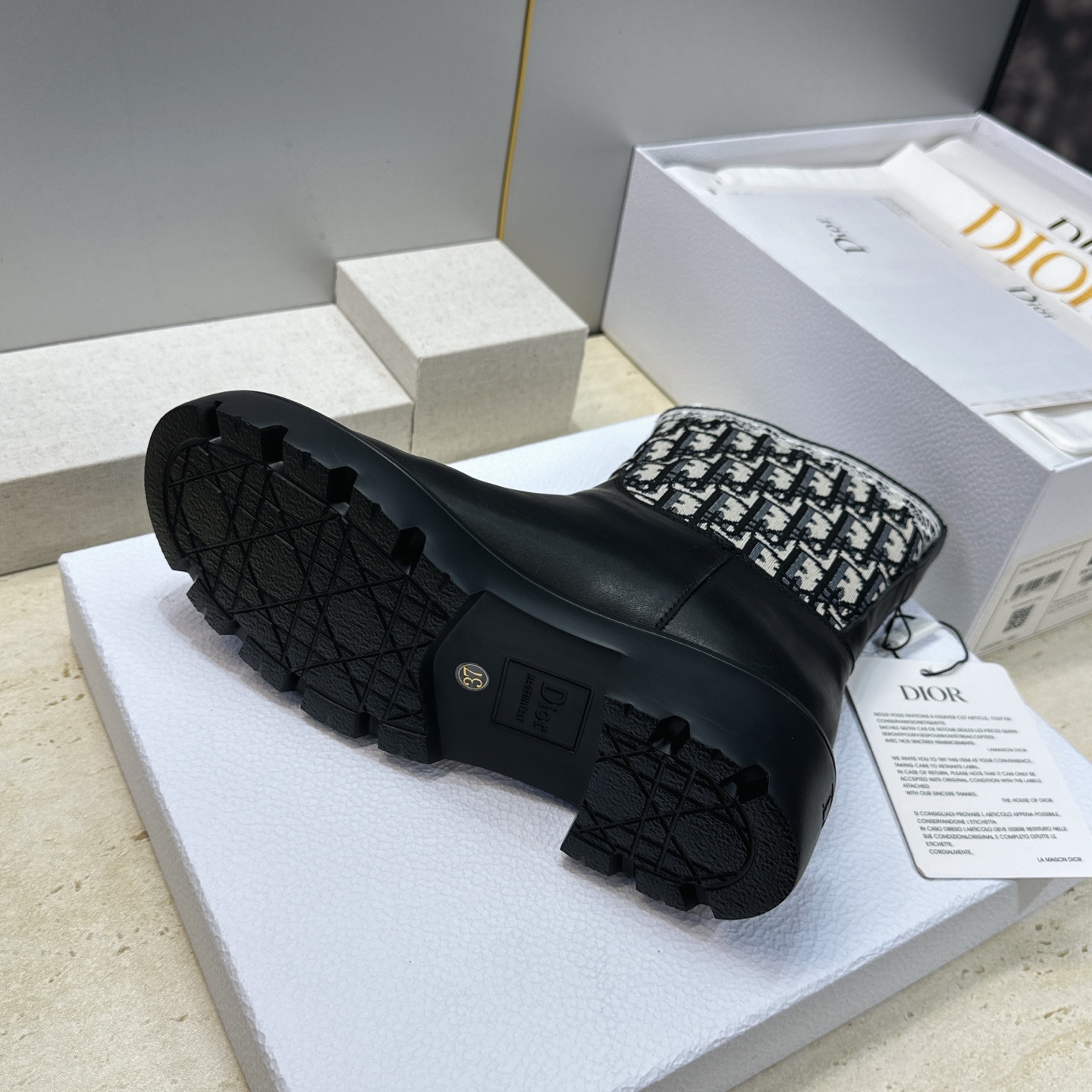 Dior 迪奥 2026秋冬高定系列新款 Dentelle 及裸机车女短靴 CD字母logo立体刺绣图案低跟圆头一脚蹬骑