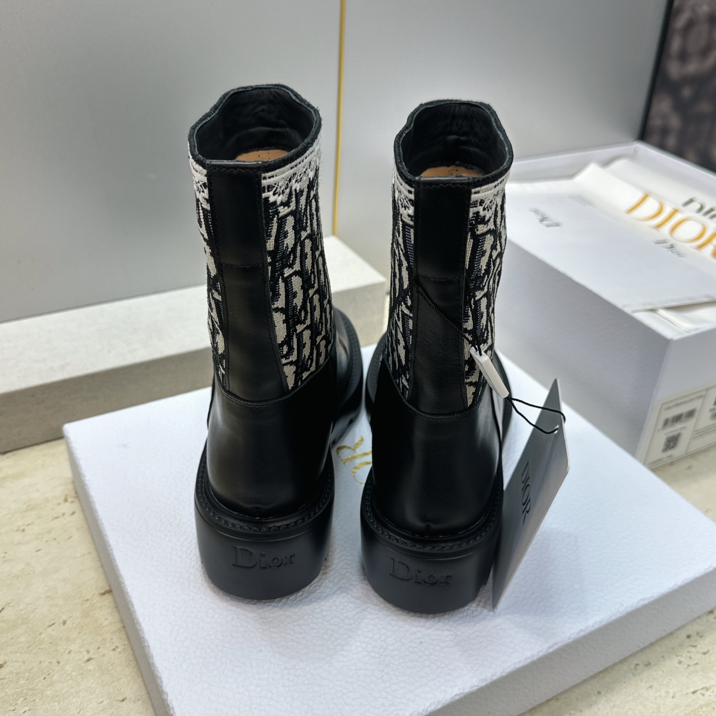 Dior 迪奥 2026秋冬高定系列新款 Dentelle 及裸机车女短靴 CD字母logo立体刺绣图案低跟圆头一脚蹬骑
