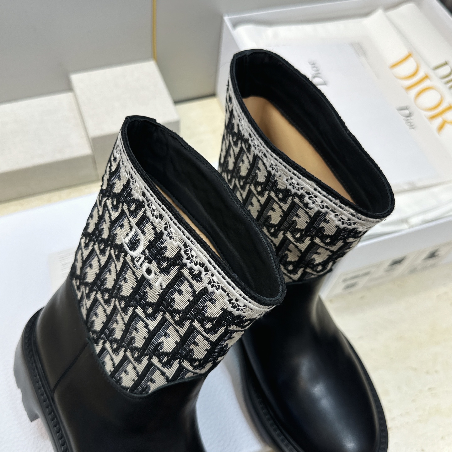 Dior 迪奥 2026秋冬高定系列新款 Dentelle 及裸机车女短靴 CD字母logo立体刺绣图案低跟圆头一脚蹬骑