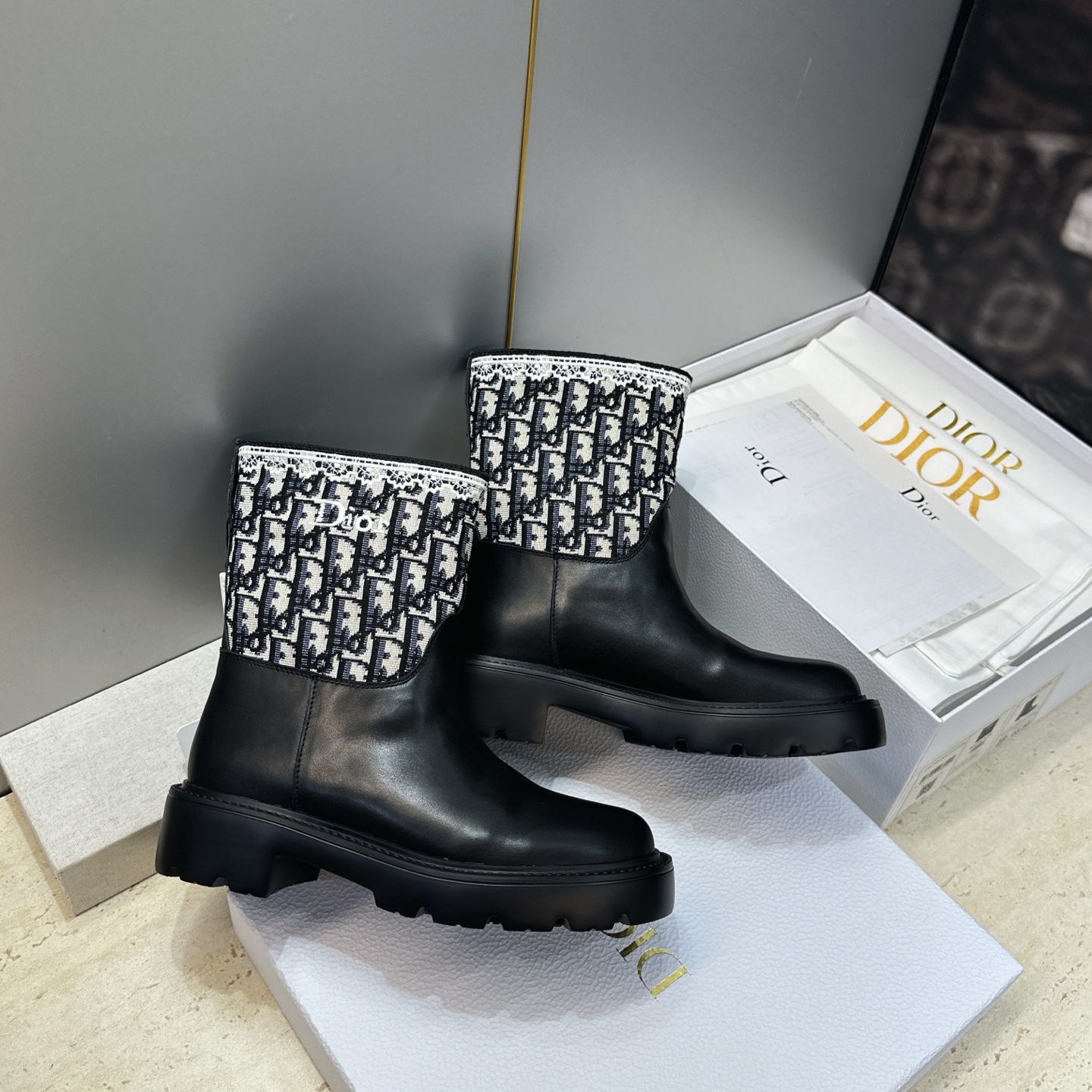 Dior 迪奥 2026秋冬高定系列新款 Dentelle 及裸机车女短靴 CD字母logo立体刺绣图案低跟圆头一脚蹬骑
