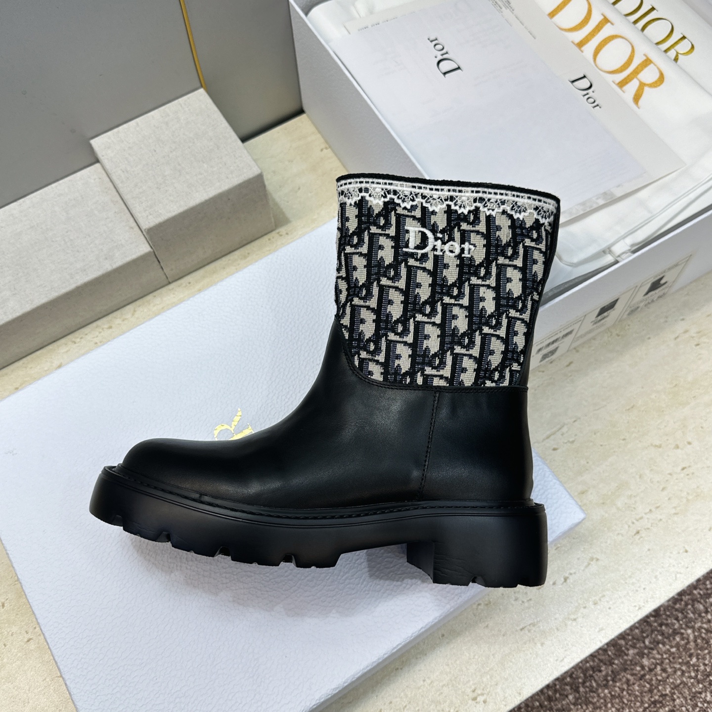 Dior 迪奥 2026秋冬高定系列新款 Dentelle 及裸机车女短靴 CD字母logo立体刺绣图案低跟圆头一脚蹬骑
