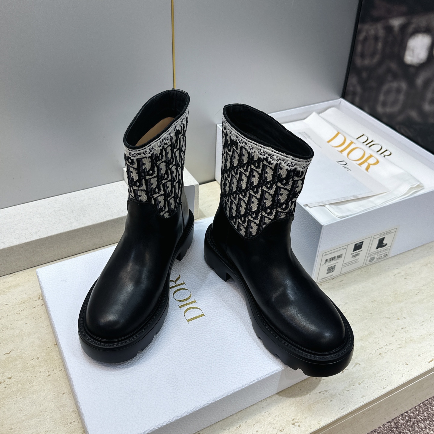 Dior 迪奥 2026秋冬高定系列新款 Dentelle 及裸机车女短靴 CD字母logo立体刺绣图案低跟圆头一脚蹬骑