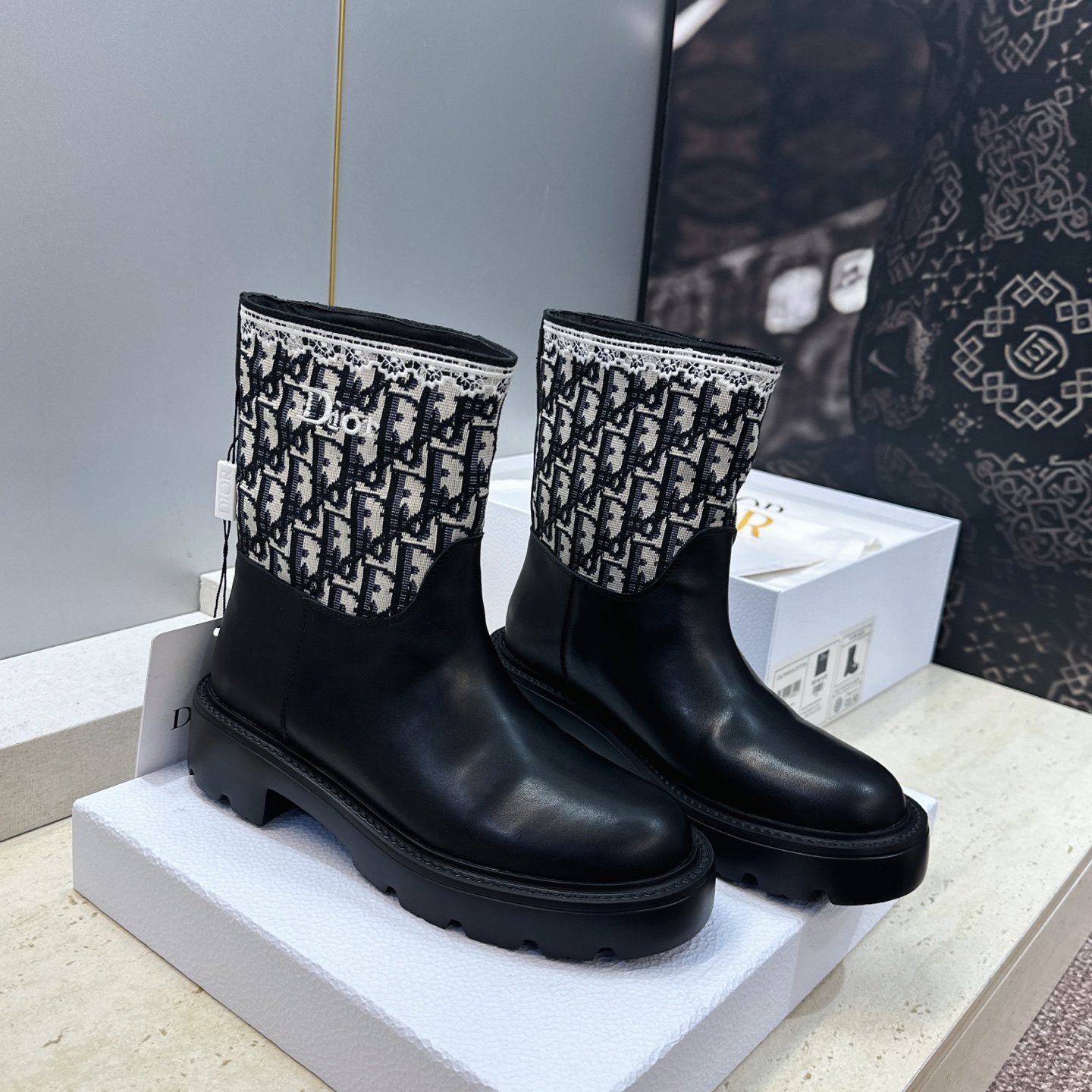 Dior 迪奥 2026秋冬高定系列新款 Dentelle 及裸机车女短靴 CD字母logo立体刺绣图案低跟圆头一脚蹬骑