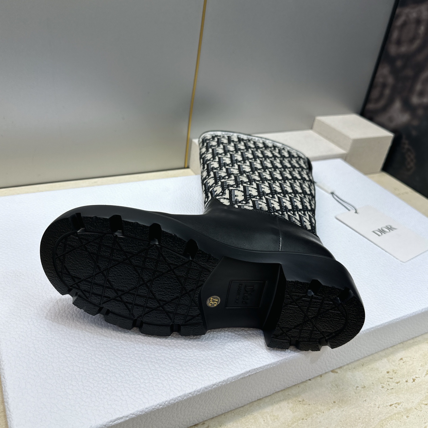Dior 迪奥 2026秋冬高定系列新款 Dentelle 高筒机车女长靴 CD字母logo立体刺绣图案低跟圆头一脚蹬骑