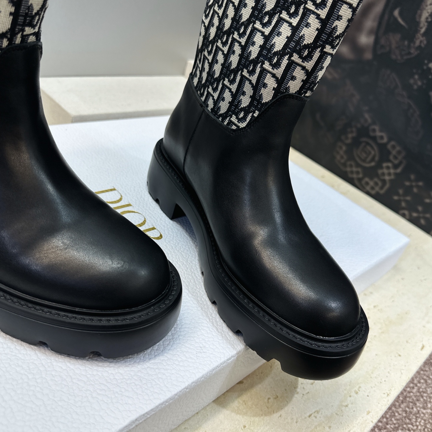 Dior 迪奥 2026秋冬高定系列新款 Dentelle 高筒机车女长靴 CD字母logo立体刺绣图案低跟圆头一脚蹬骑