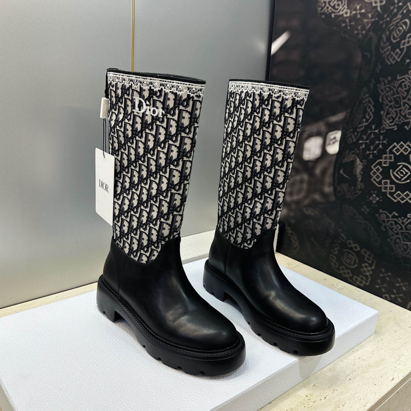 Dior 迪奥 2026秋冬高定系列新款 Dentelle 高筒机车女长靴 CD字母logo立体刺绣图案低跟圆头一脚蹬骑