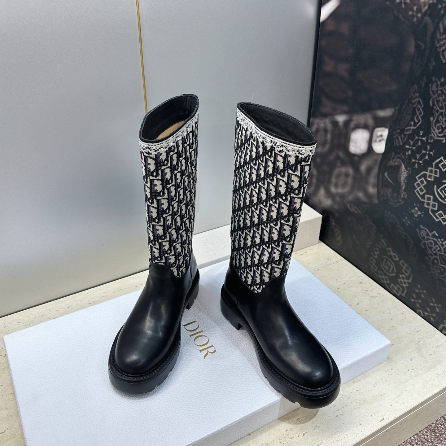 Dior 迪奥 2026秋冬高定系列新款 Dentelle 高筒机车女长靴 CD字母logo立体刺绣图案低跟圆头一脚蹬骑