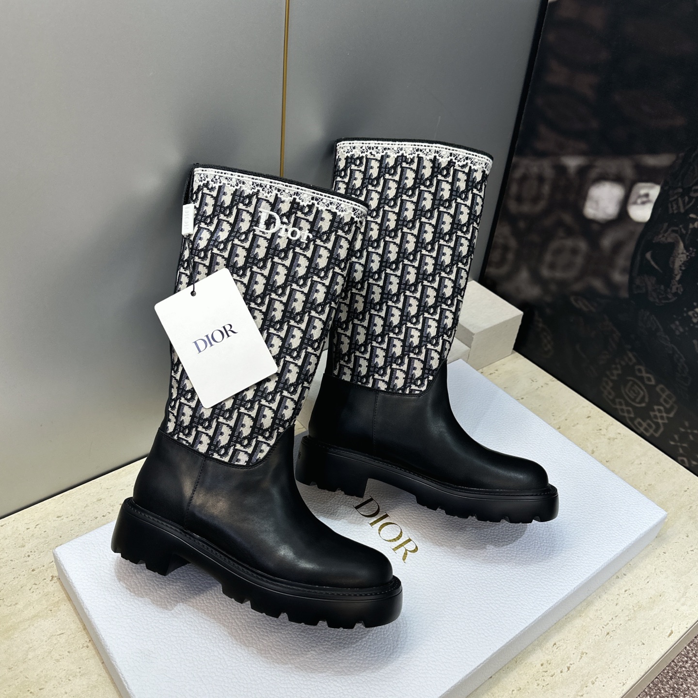 Dior 迪奥 2026秋冬高定系列新款 Dentelle 高筒机车女长靴 CD字母logo立体刺绣图案低跟圆头一脚蹬骑