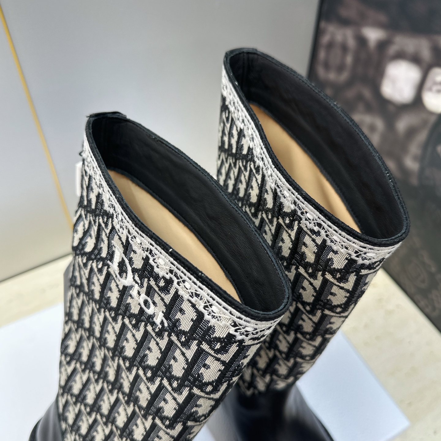 Dior 迪奥 2026秋冬高定系列新款 Dentelle 高筒机车女长靴 CD字母logo立体刺绣图案低跟圆头一脚蹬骑