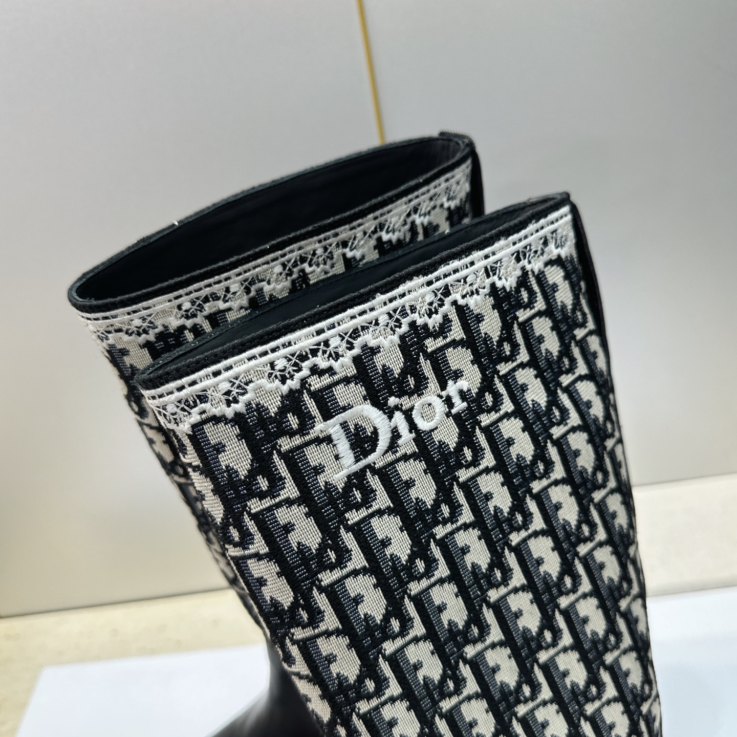 Dior 迪奥 2026秋冬高定系列新款 Dentelle 高筒机车女长靴 CD字母logo立体刺绣图案低跟圆头一脚蹬骑