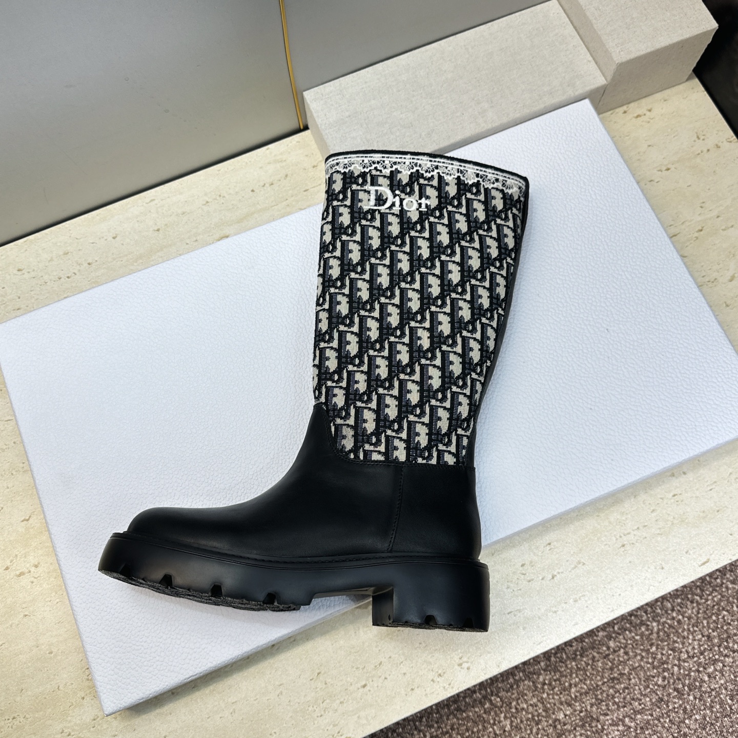 Dior 迪奥 2026秋冬高定系列新款 Dentelle 高筒机车女长靴 CD字母logo立体刺绣图案低跟圆头一脚蹬骑