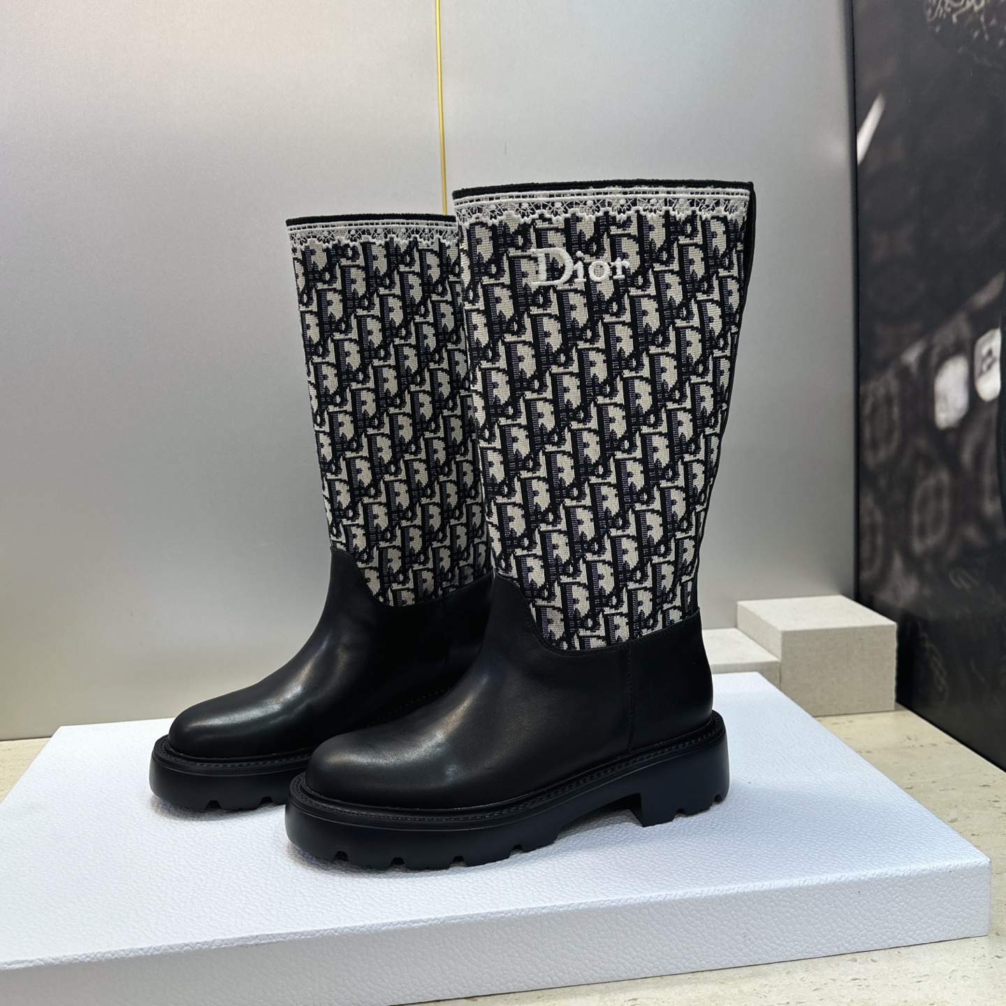 Dior 迪奥 2026秋冬高定系列新款 Dentelle 高筒机车女长靴 CD字母logo立体刺绣图案低跟圆头一脚蹬骑