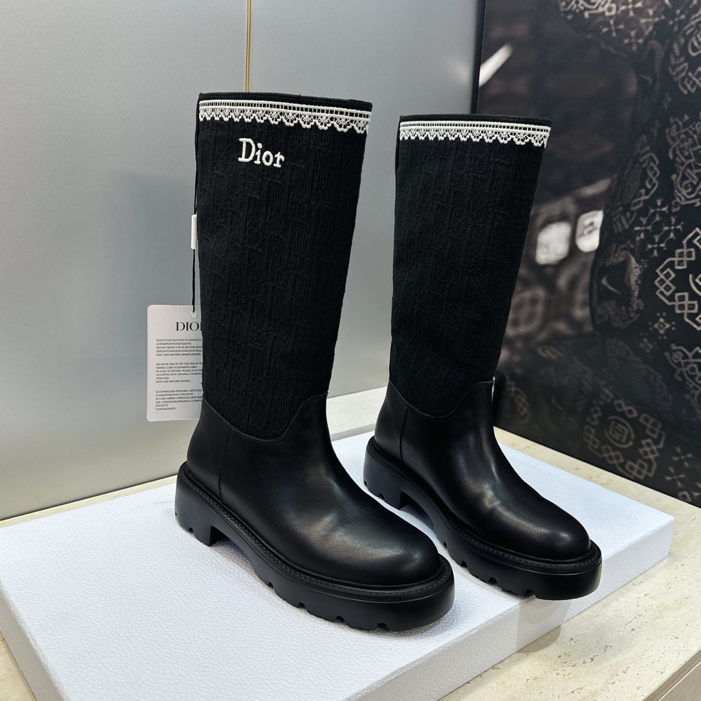 Dior 迪奥 2026秋冬高定系列新款 Dentelle 高筒机车女长靴 CD字母logo立体刺绣图案低跟圆头一脚蹬骑