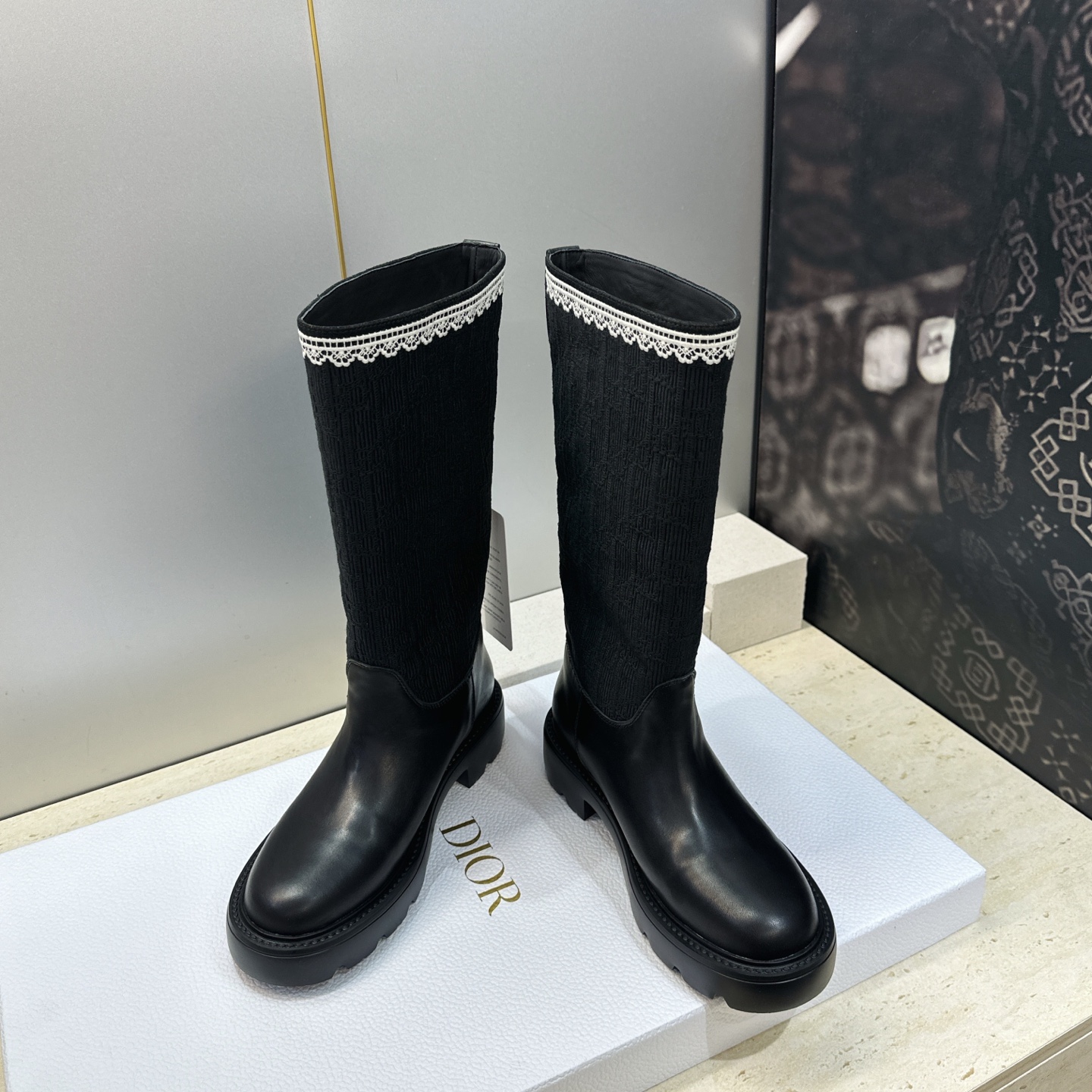 Dior 迪奥 2026秋冬高定系列新款 Dentelle 高筒机车女长靴 CD字母logo立体刺绣图案低跟圆头一脚蹬骑 Dior 迪奥 2026秋冬高定系列新款 Dentelle 高筒机车女长靴 CD字母logo立体刺绣图案低跟圆头一脚蹬骑