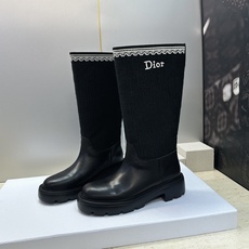 Dior 迪奥 2026秋冬高定系列新款 Dentelle 高筒机车女长靴 CD字母logo立体刺绣图案低跟圆头一脚蹬骑 Dior 迪奥 2026秋冬高定系列新款 Dentelle 高筒机车女长靴 CD字母logo立体刺绣图案低跟圆头一脚蹬骑