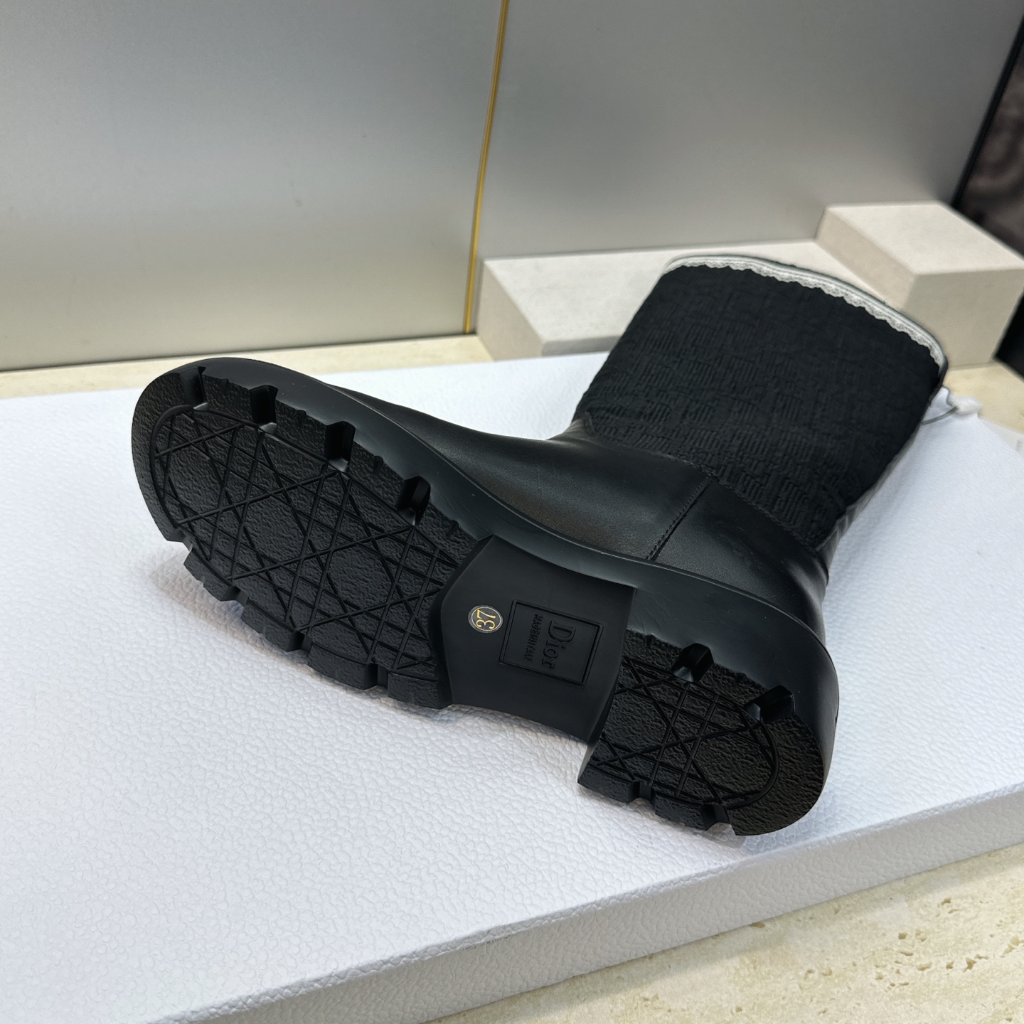 Dior 迪奥 2026秋冬高定系列新款 Dentelle 高筒机车女长靴 CD字母logo立体刺绣图案低跟圆头一脚蹬骑 Dior 迪奥 2026秋冬高定系列新款 Dentelle 高筒机车女长靴 CD字母logo立体刺绣图案低跟圆头一脚蹬骑
