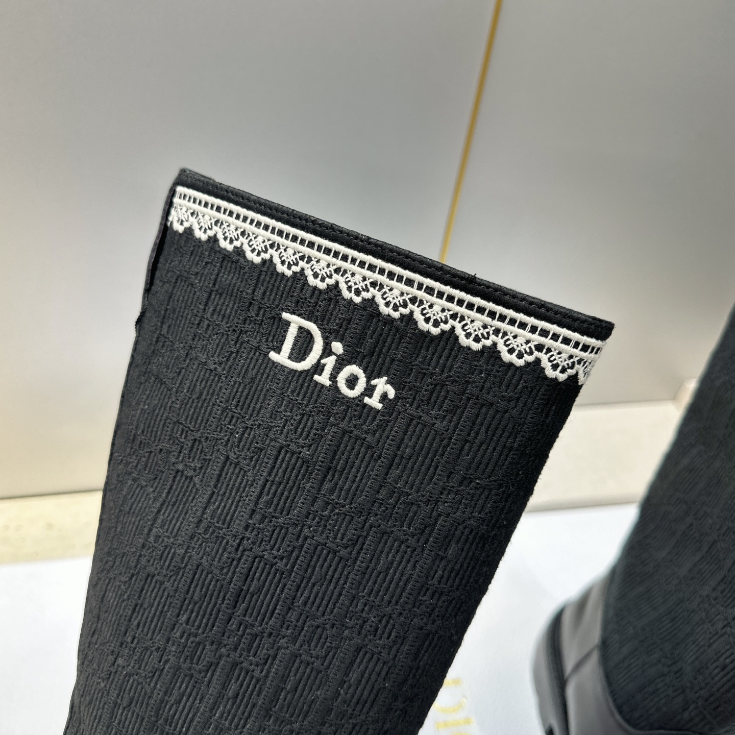 Dior 迪奥 2026秋冬高定系列新款 Dentelle 高筒机车女长靴 CD字母logo立体刺绣图案低跟圆头一脚蹬骑 Dior 迪奥 2026秋冬高定系列新款 Dentelle 高筒机车女长靴 CD字母logo立体刺绣图案低跟圆头一脚蹬骑