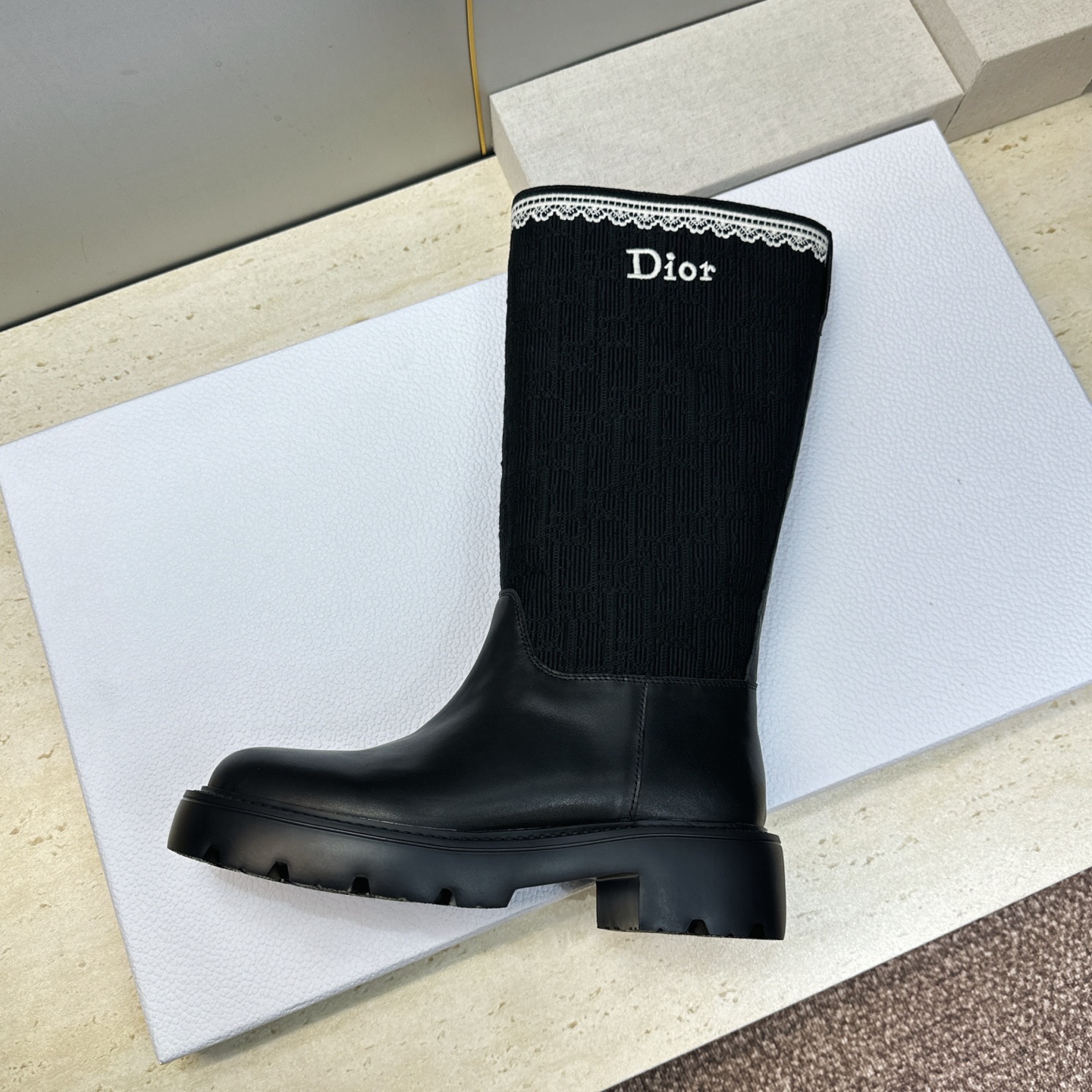 Dior 迪奥 2026秋冬高定系列新款 Dentelle 高筒机车女长靴 CD字母logo立体刺绣图案低跟圆头一脚蹬骑 Dior 迪奥 2026秋冬高定系列新款 Dentelle 高筒机车女长靴 CD字母logo立体刺绣图案低跟圆头一脚蹬骑