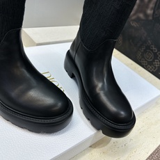 Dior 迪奥 2026秋冬高定系列新款 Dentelle 高筒机车女长靴 CD字母logo立体刺绣图案低跟圆头一脚蹬骑 Dior 迪奥 2026秋冬高定系列新款 Dentelle 高筒机车女长靴 CD字母logo立体刺绣图案低跟圆头一脚蹬骑