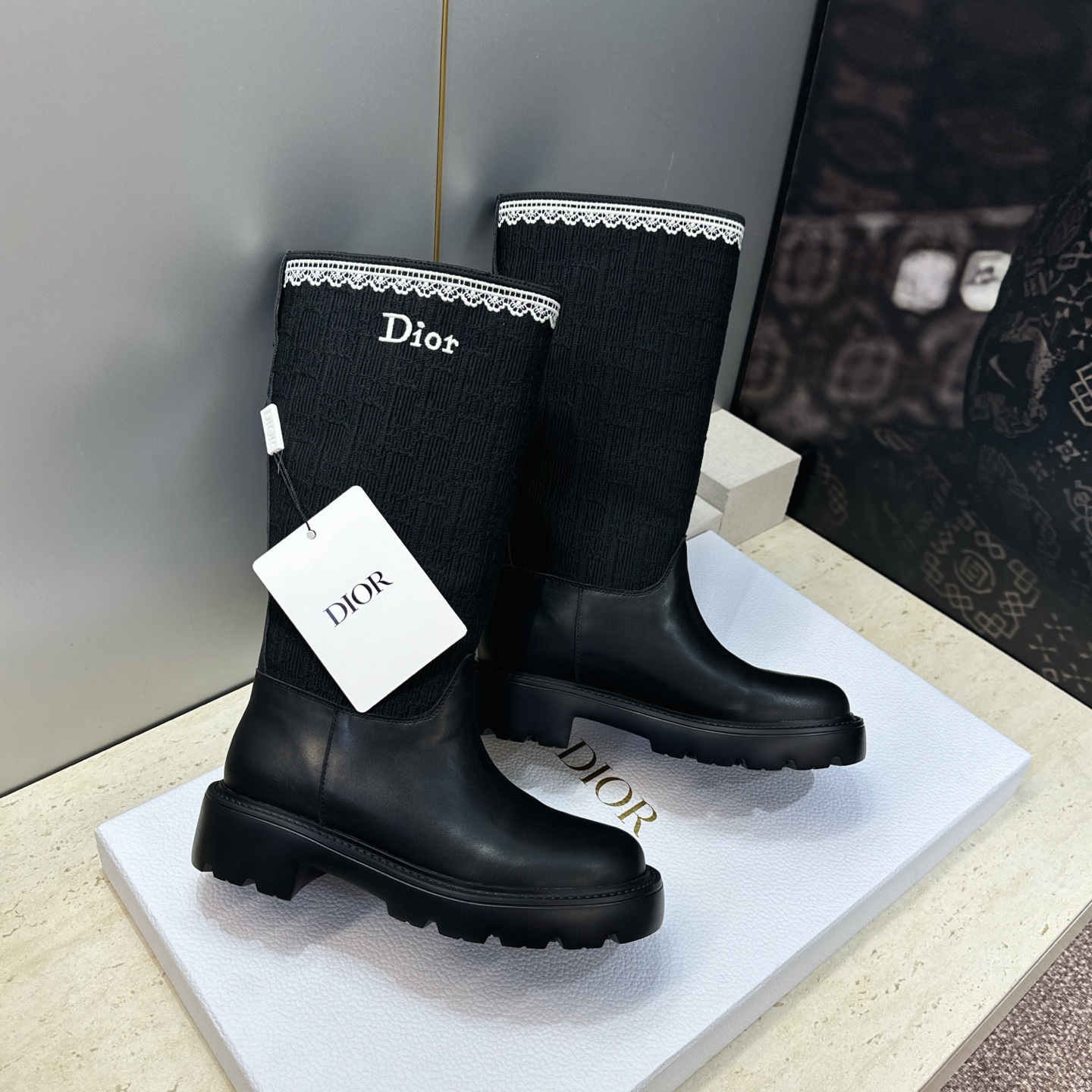 Dior 迪奥 2026秋冬高定系列新款 Dentelle 高筒机车女长靴 CD字母logo立体刺绣图案低跟圆头一脚蹬骑 Dior 迪奥 2026秋冬高定系列新款 Dentelle 高筒机车女长靴 CD字母logo立体刺绣图案低跟圆头一脚蹬骑