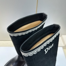 Dior 迪奥 2026秋冬高定系列新款 Dentelle 高筒机车女长靴 CD字母logo立体刺绣图案低跟圆头一脚蹬骑 Dior 迪奥 2026秋冬高定系列新款 Dentelle 高筒机车女长靴 CD字母logo立体刺绣图案低跟圆头一脚蹬骑