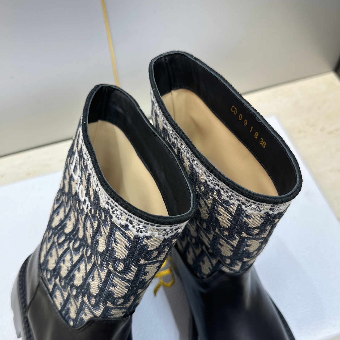 Dior 迪奥 2026秋冬高定系列新款 Dentelle 及裸机车女短靴 CD字母logo立体刺绣图案低跟圆头一脚蹬骑
