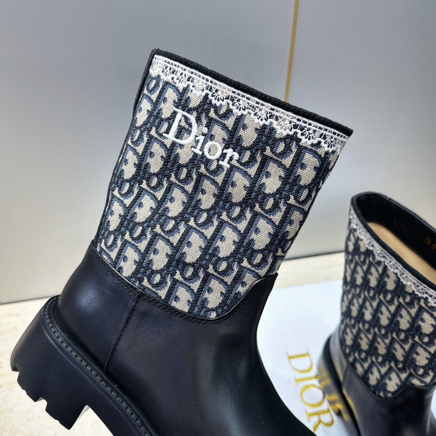 Dior 迪奥 2026秋冬高定系列新款 Dentelle 及裸机车女短靴 CD字母logo立体刺绣图案低跟圆头一脚蹬骑
