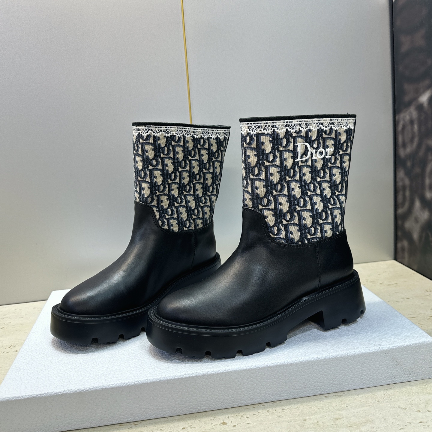 Dior 迪奥 2026秋冬高定系列新款 Dentelle 及裸机车女短靴 CD字母logo立体刺绣图案低跟圆头一脚蹬骑