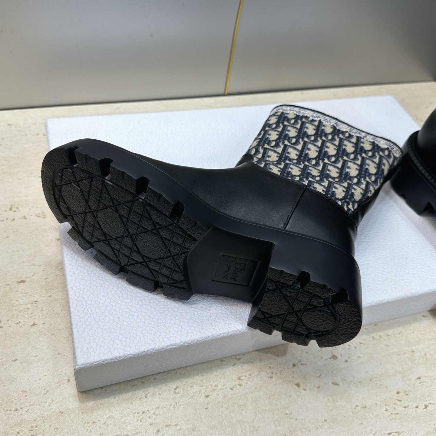 Dior 迪奥 2026秋冬高定系列新款 Dentelle 及裸机车女短靴 CD字母logo立体刺绣图案低跟圆头一脚蹬骑