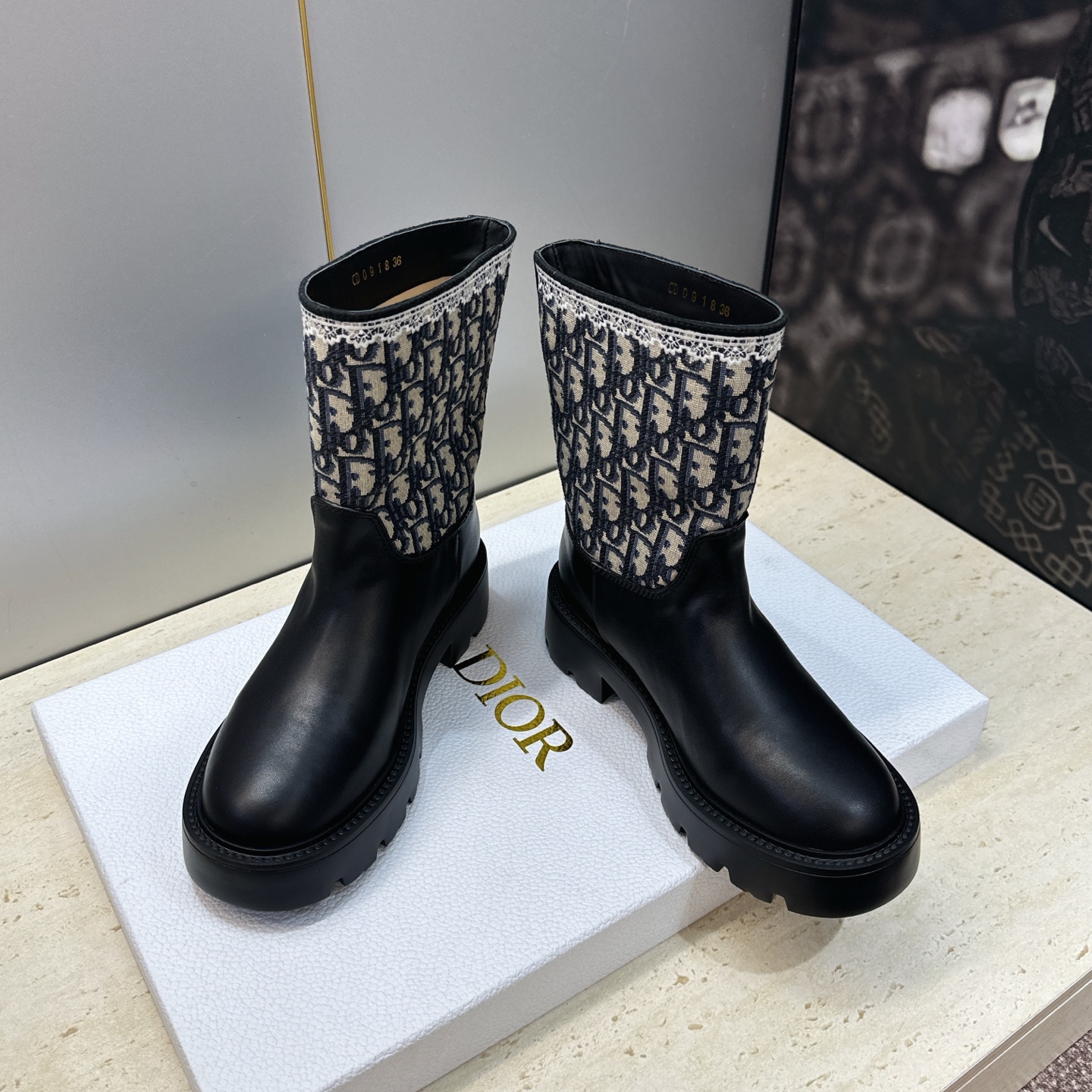 Dior 迪奥 2026秋冬高定系列新款 Dentelle 及裸机车女短靴 CD字母logo立体刺绣图案低跟圆头一脚蹬骑