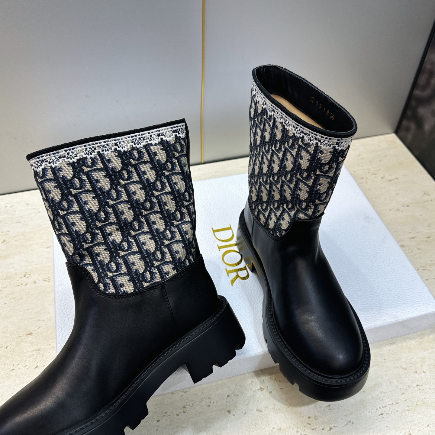 Dior 迪奥 2026秋冬高定系列新款 Dentelle 及裸机车女短靴 CD字母logo立体刺绣图案低跟圆头一脚蹬骑