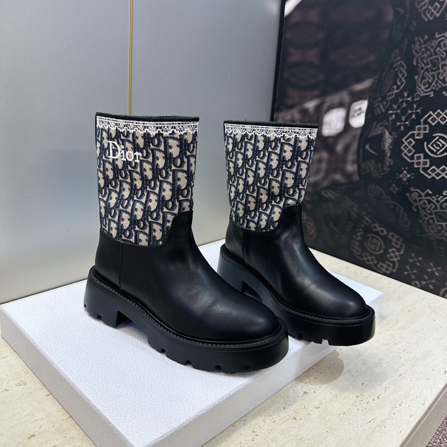 Dior 迪奥 2026秋冬高定系列新款 Dentelle 及裸机车女短靴 CD字母logo立体刺绣图案低跟圆头一脚蹬骑