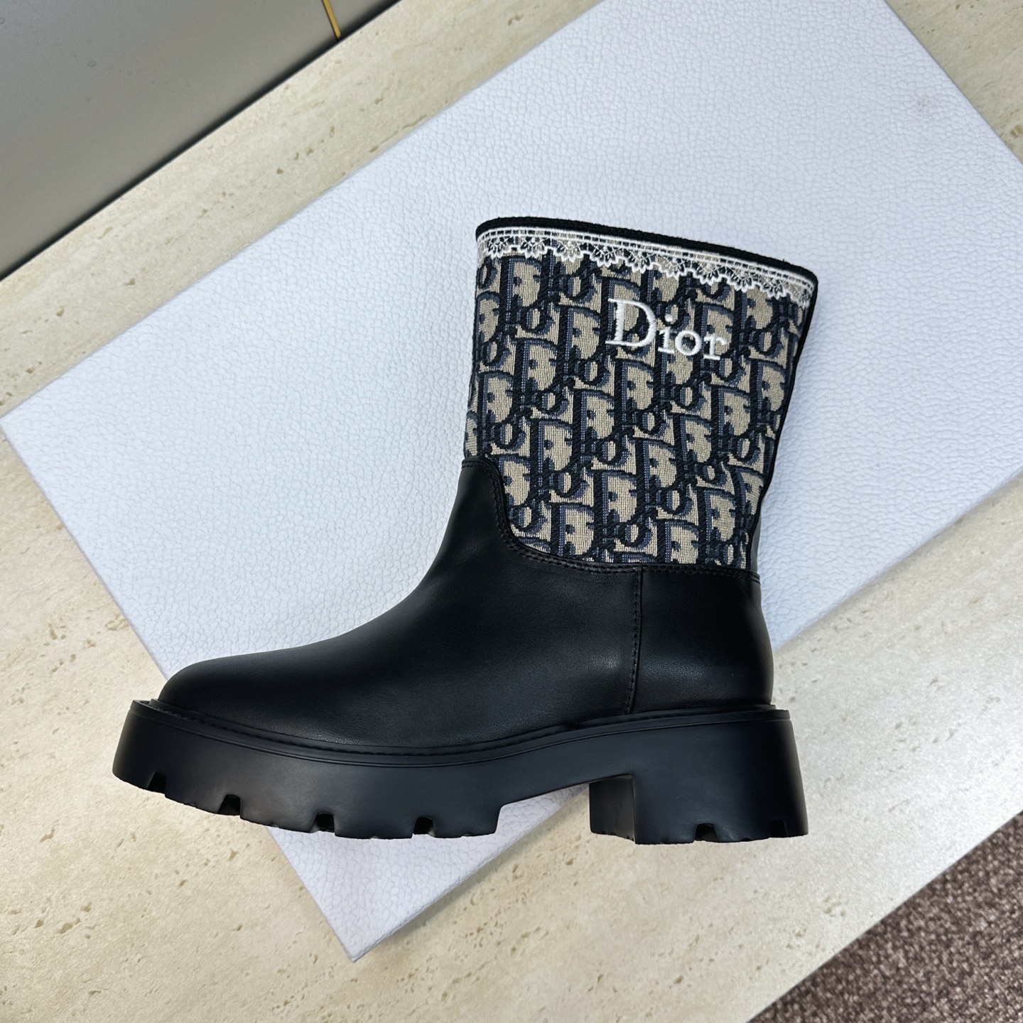 Dior 迪奥 2026秋冬高定系列新款 Dentelle 及裸机车女短靴 CD字母logo立体刺绣图案低跟圆头一脚蹬骑