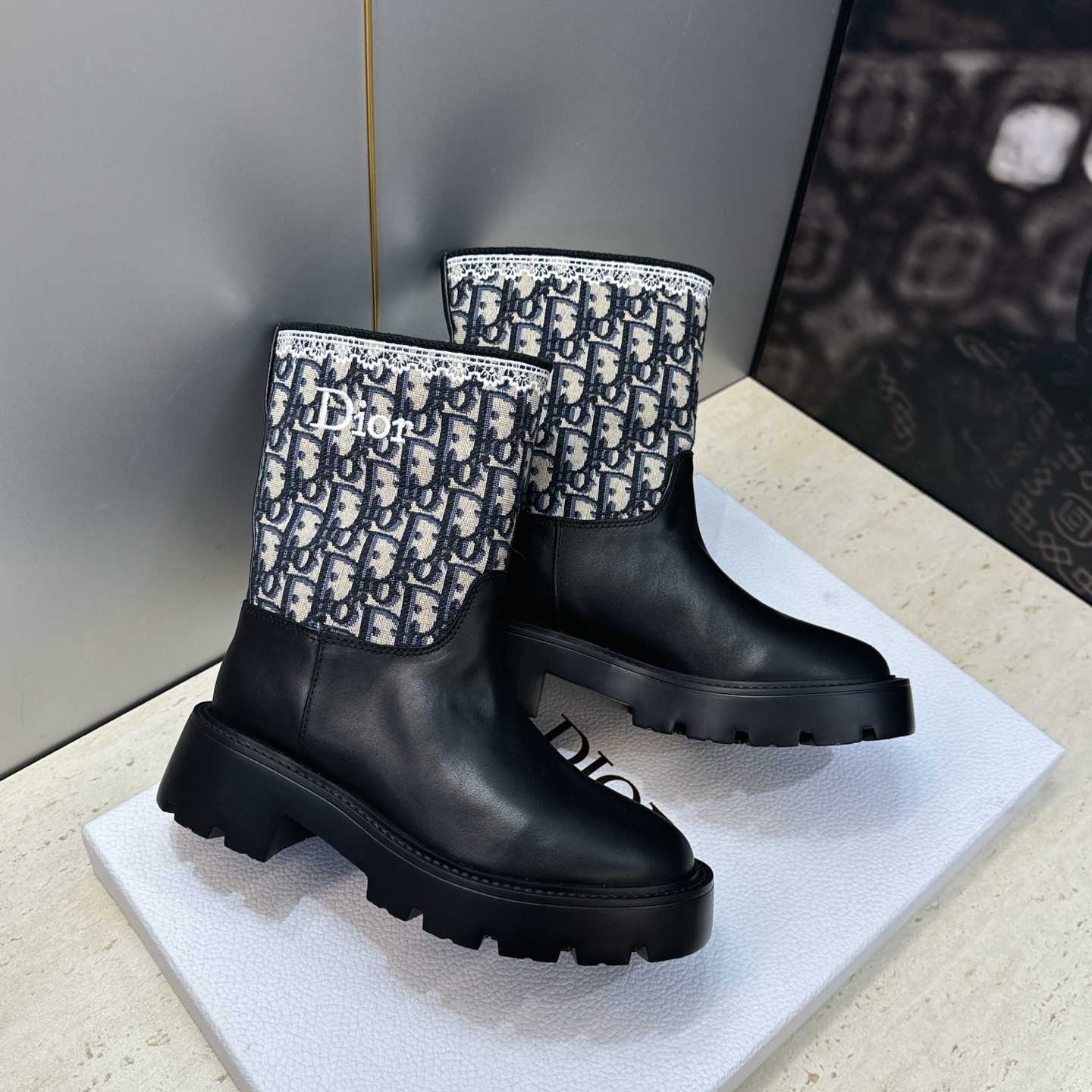 Dior 迪奥 2026秋冬高定系列新款 Dentelle 及裸机车女短靴 CD字母logo立体刺绣图案低跟圆头一脚蹬骑