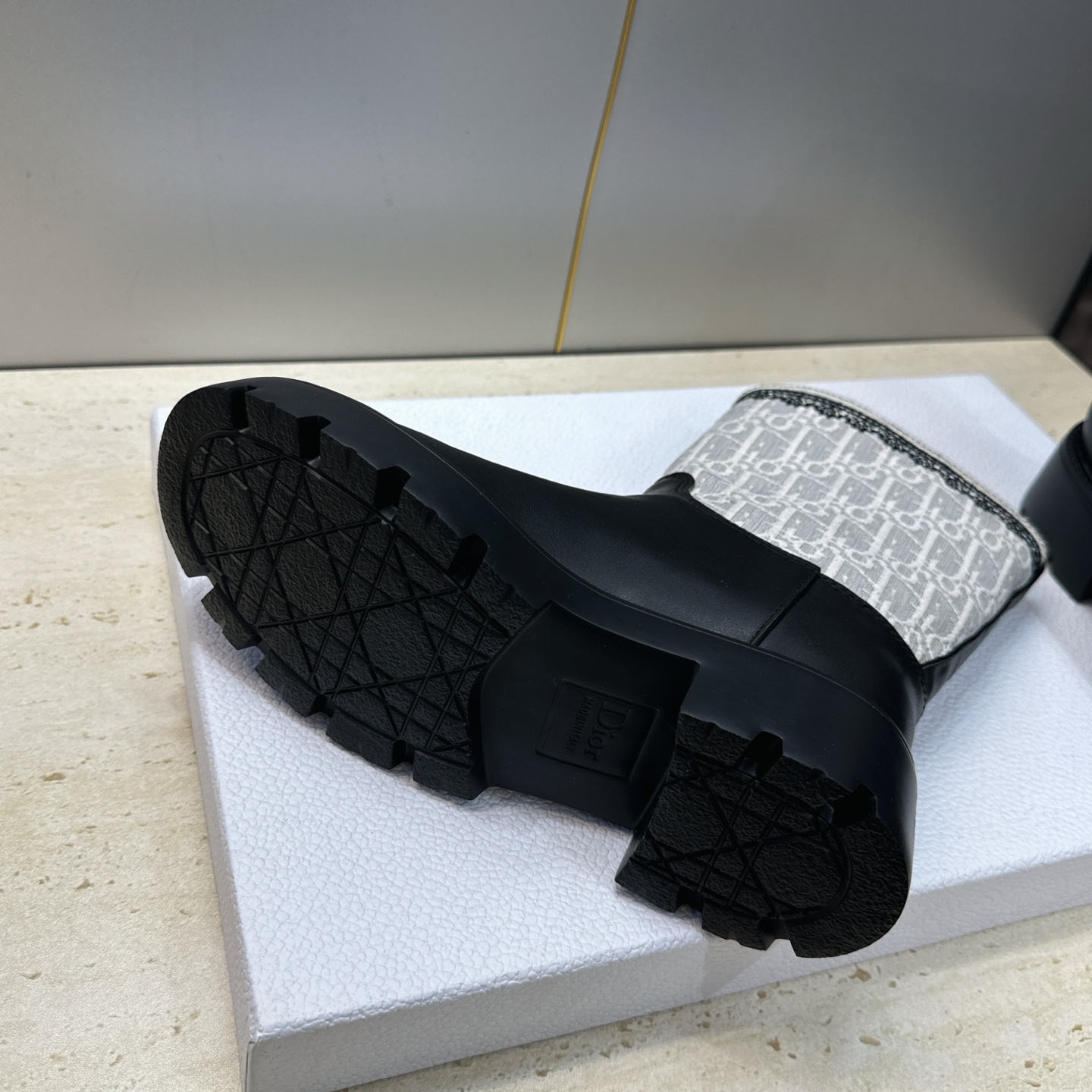 Dior 迪奥 2026秋冬高定系列新款 Dentelle 及裸机车女短靴 CD字母logo立体刺绣图案低跟圆头一脚蹬骑