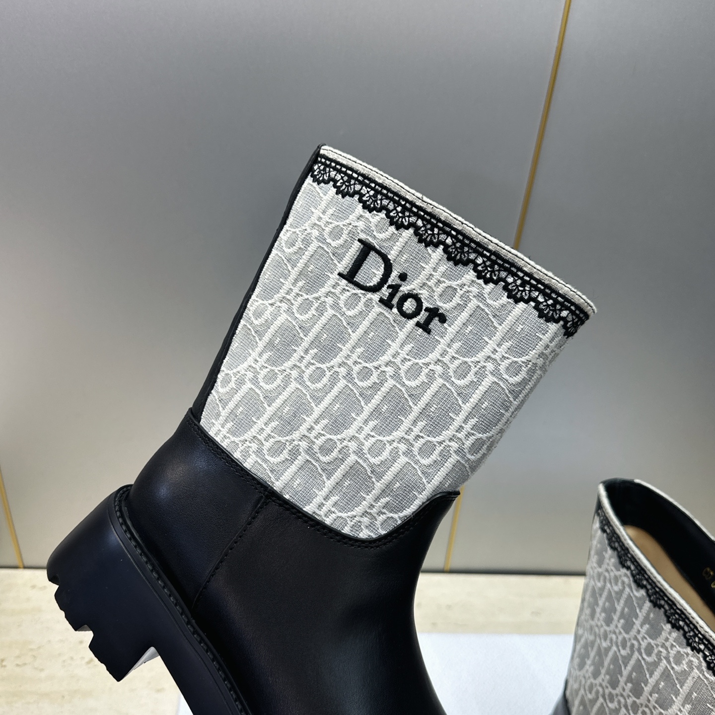 Dior 迪奥 2026秋冬高定系列新款 Dentelle 及裸机车女短靴 CD字母logo立体刺绣图案低跟圆头一脚蹬骑
