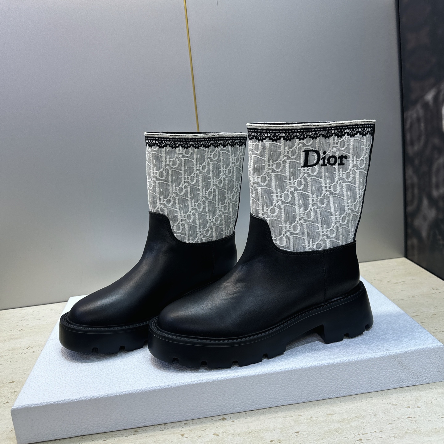 Dior 迪奥 2026秋冬高定系列新款 Dentelle 及裸机车女短靴 CD字母logo立体刺绣图案低跟圆头一脚蹬骑