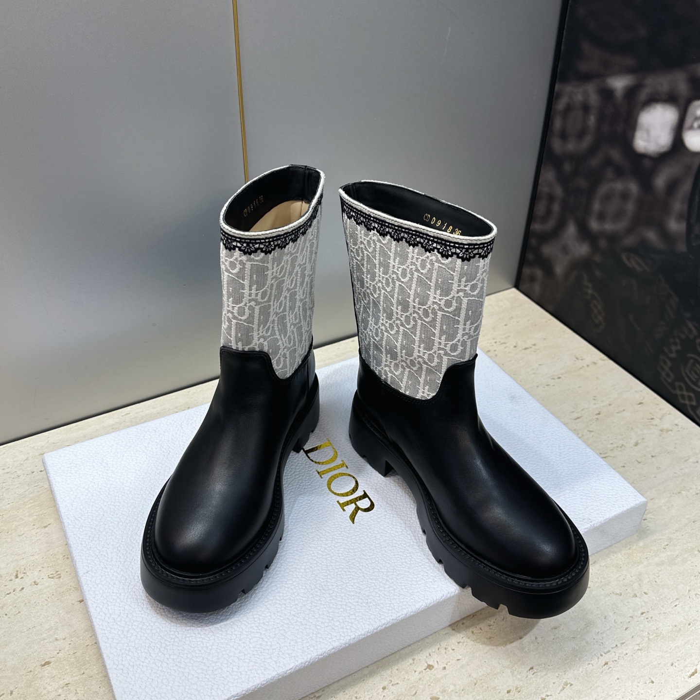 Dior 迪奥 2026秋冬高定系列新款 Dentelle 及裸机车女短靴 CD字母logo立体刺绣图案低跟圆头一脚蹬骑