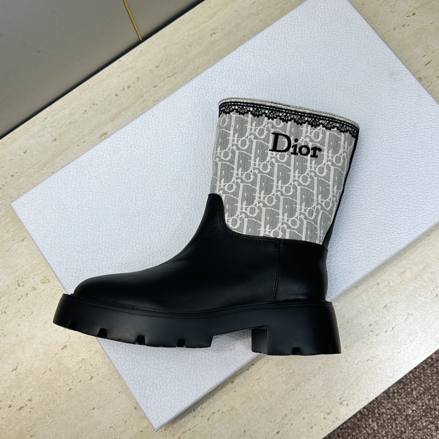 Dior 迪奥 2026秋冬高定系列新款 Dentelle 及裸机车女短靴 CD字母logo立体刺绣图案低跟圆头一脚蹬骑
